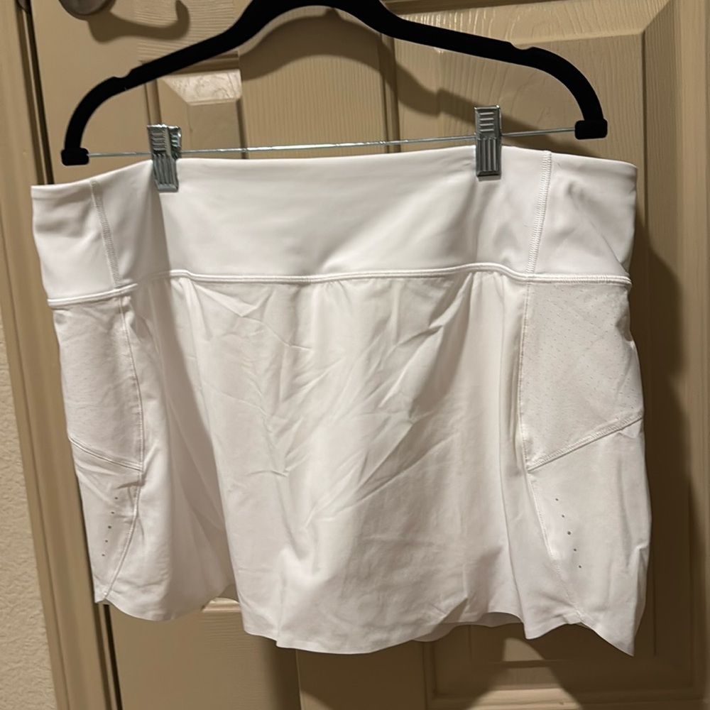 Athleta Run With It 14” White Tennis Skort Size XL.
